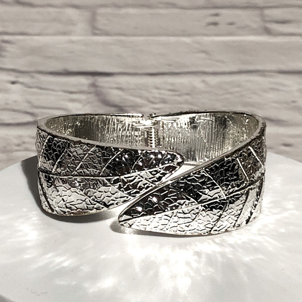Elegant Silver Tone Textured Leaf Bracelet 2.5” heavy and solid OS NWOT
